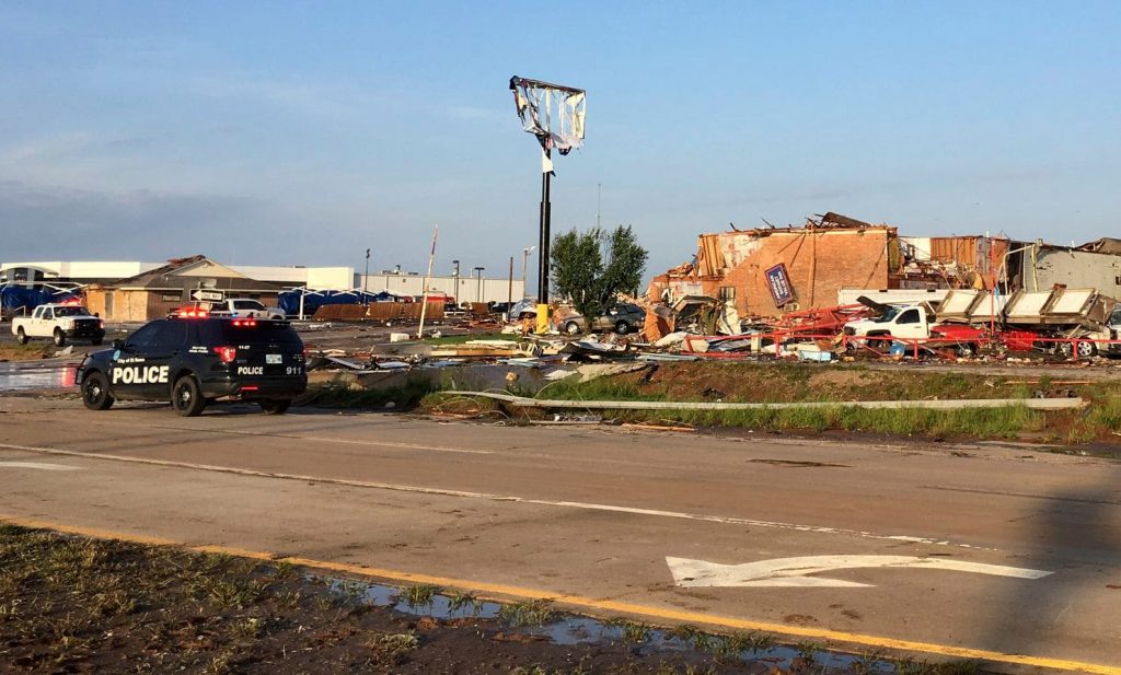 Al menos 2 muertos y múltiples heridos deja el paso de un tornado en