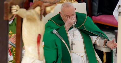 El papa Francisco “pasó una noche tranquila y se levantó”