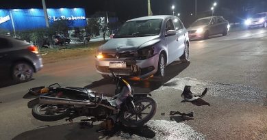 Asisten a un motociclista que sufrió lesiones en un choque