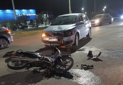 Asisten a un motociclista que sufrió lesiones en un choque