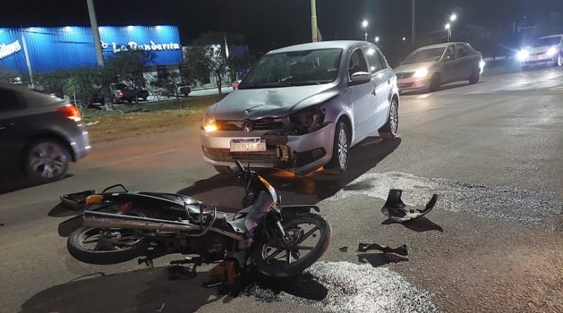 Asisten a un motociclista que sufrió lesiones en un choque